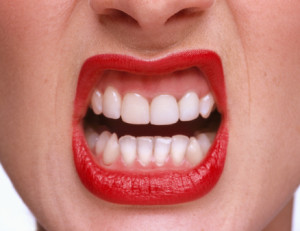 0719-beauty-fixes-01-how-to-get-red-lipstick-off-teeth_li