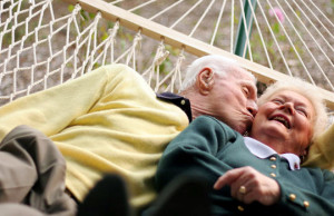 cute-old-couple-kissing