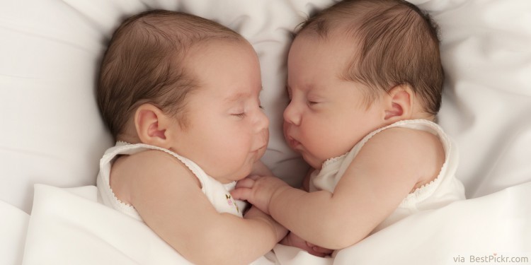 Lovely-Baby-Twins-Sleeping-Pose-Picture-Idea-750x375